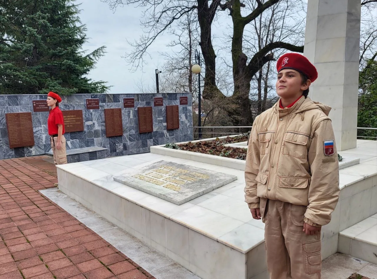 18 февраля юнармейцы школьного отряда «Родина» заступили на Почётный караул у мемориала «Горка герое