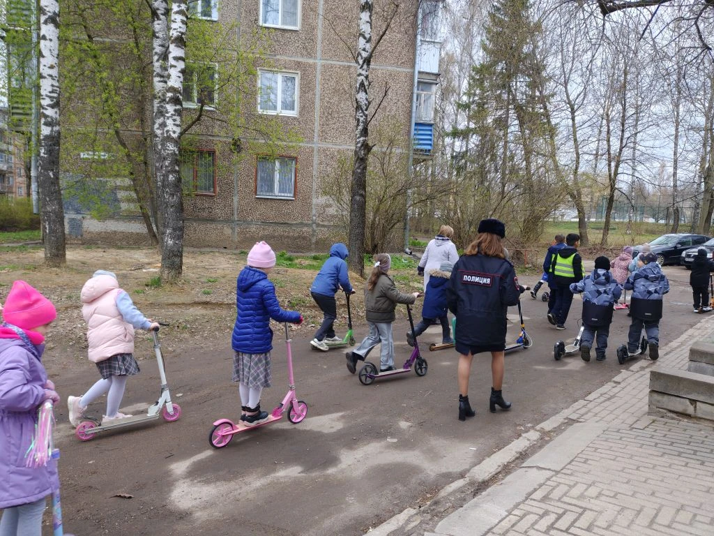 🚦 С наступлением тепла наши первоклассники всё чаще проводят время на свежем воздухе — катаются на в