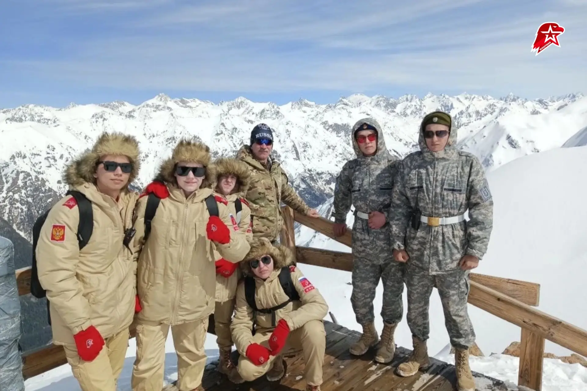 С высоты Домбая — с флагом родного края 🗻  Ребята из Красноярского края поднялись в горы и развернул