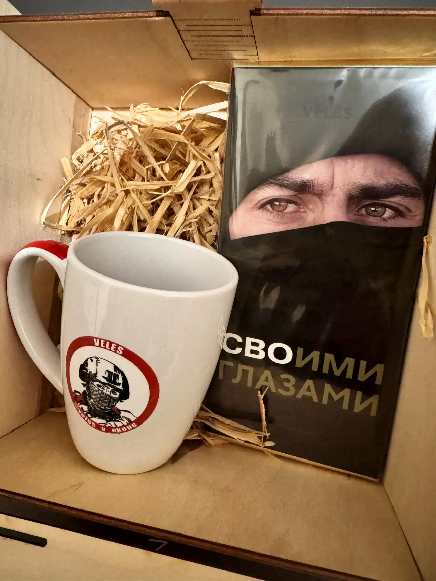 "Я достал сникерс и угостил их: иногда для счастья нужны всего лишь горячий чай и шокол...