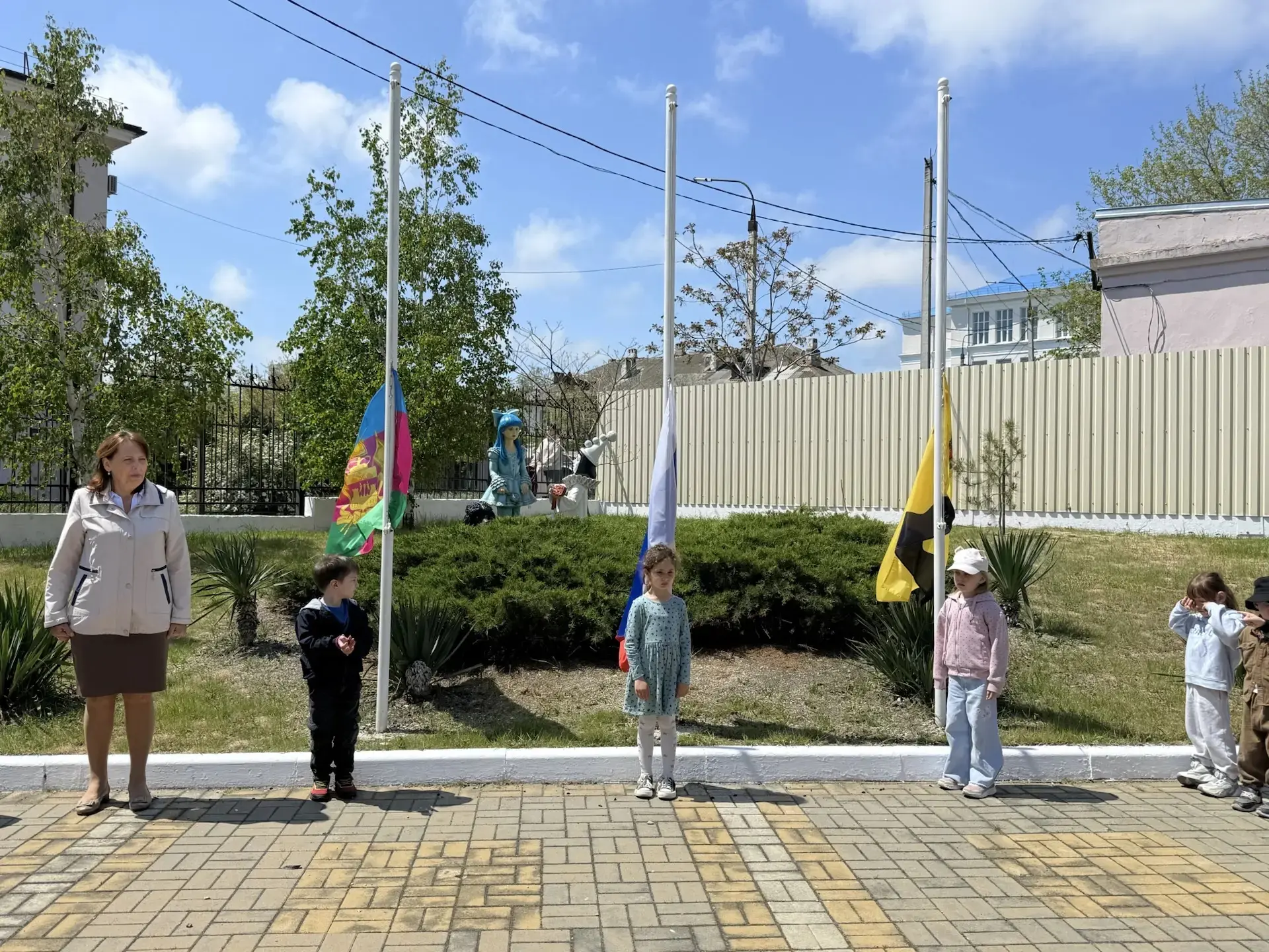 Открыли новую неделю торжественным церемониалом подъема флагов! 😄👍🇷🇺🇷🇺🇷🇺   Лучш...