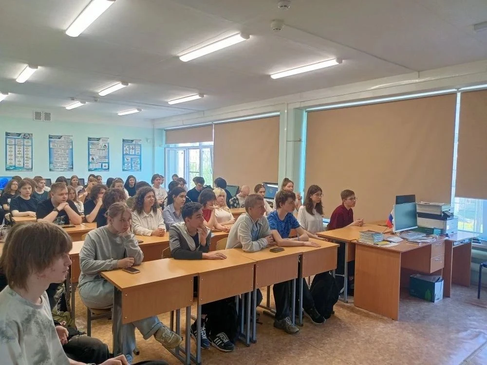 Встреча с учёным: девятиклассники школы №69 узнали, зачем зажигаются звёзды.   18 мая в Центре образ