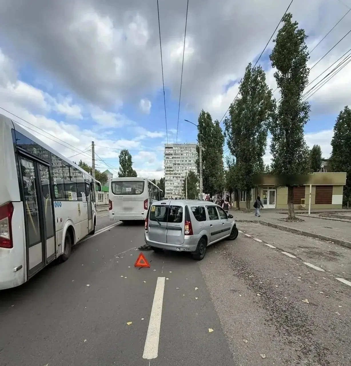 😱На Писателя Маршака женщина на «Ладе» въехала в автобус: 11-летнего пассажира увезли ...