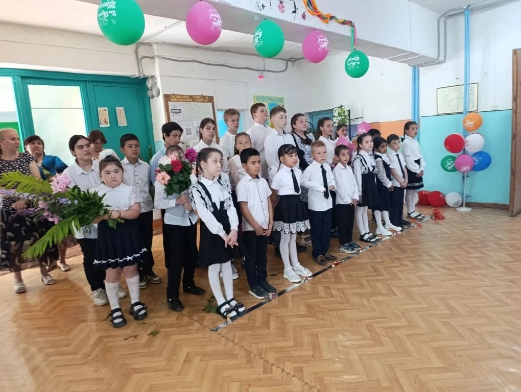 Сегодня стены нашей школы наполнились цветами, улыбками и легкой грустью. Мы отметили п...