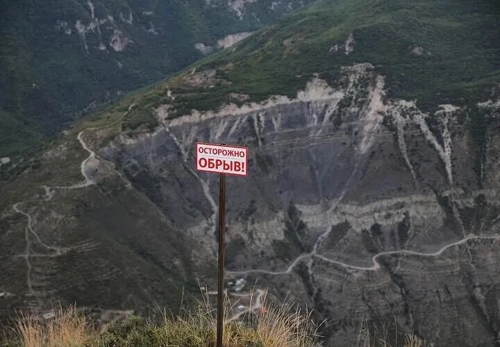 На серпантине под Архипо-Осиповкой водители устроили опасные гонки у обрыва😳