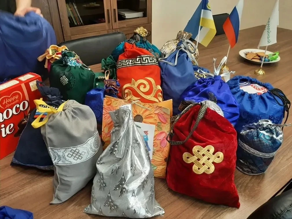 Волонтеры отряда "От сердца к сердцу" во главе с социальным педагогом Жигжитовой Л. Ц. порадовали ре