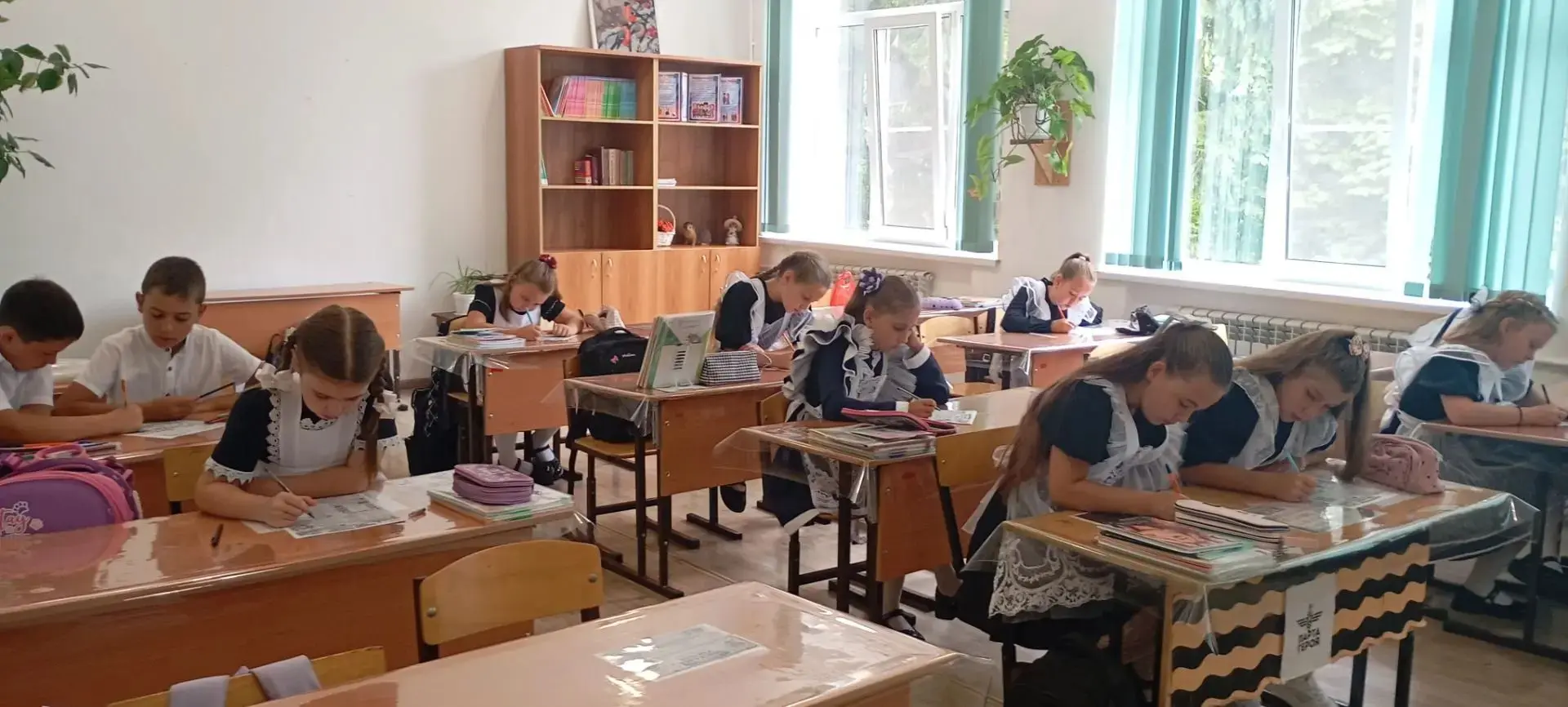 Сразу после линейки ученики 4 класса отправились на первое внеурочное занятие этой неде...