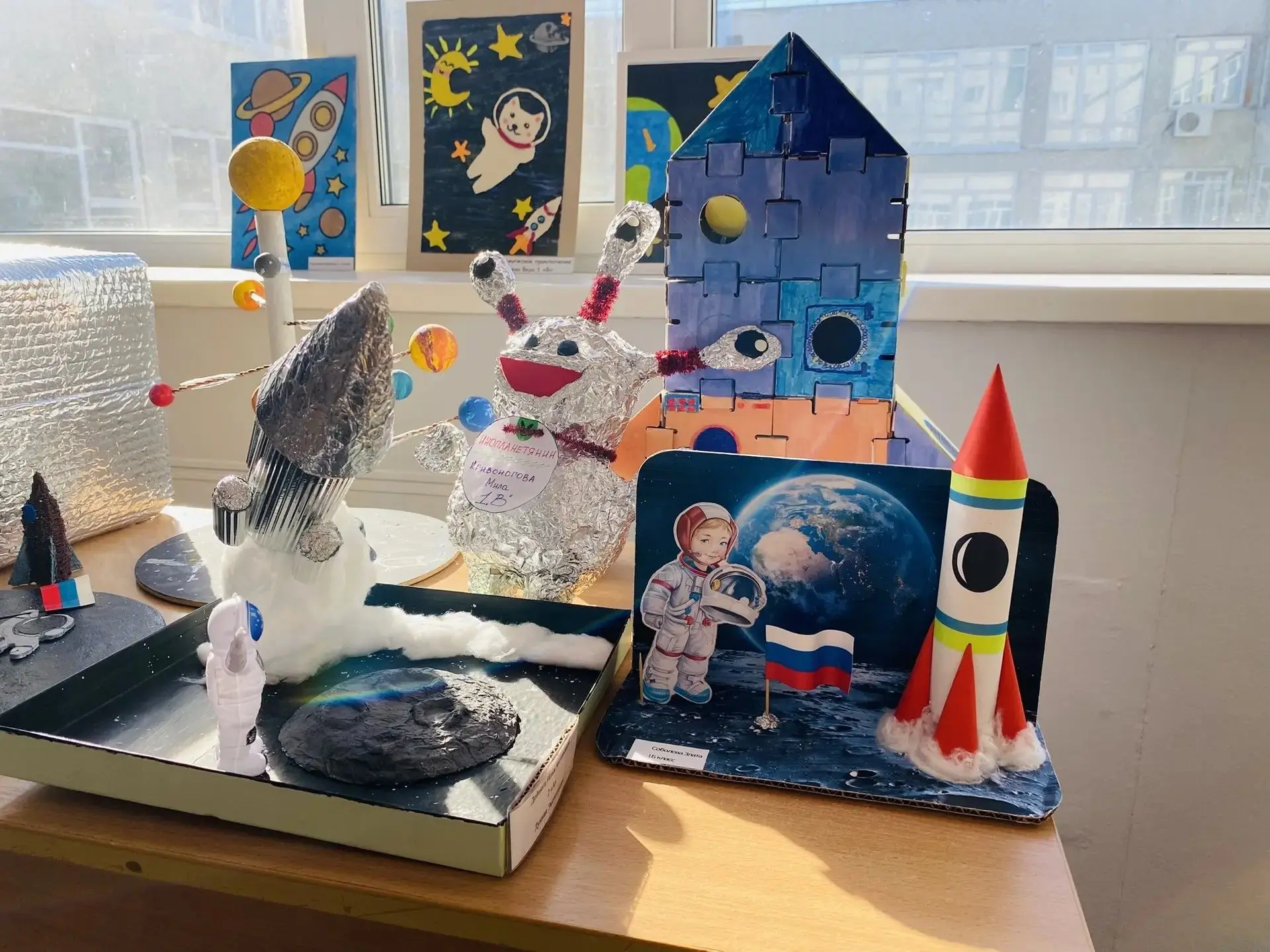 🚀 В нашей гимназии — космическая выставка рисунков и поделок! 🌌 🎨 Ученики представили свои работы: о