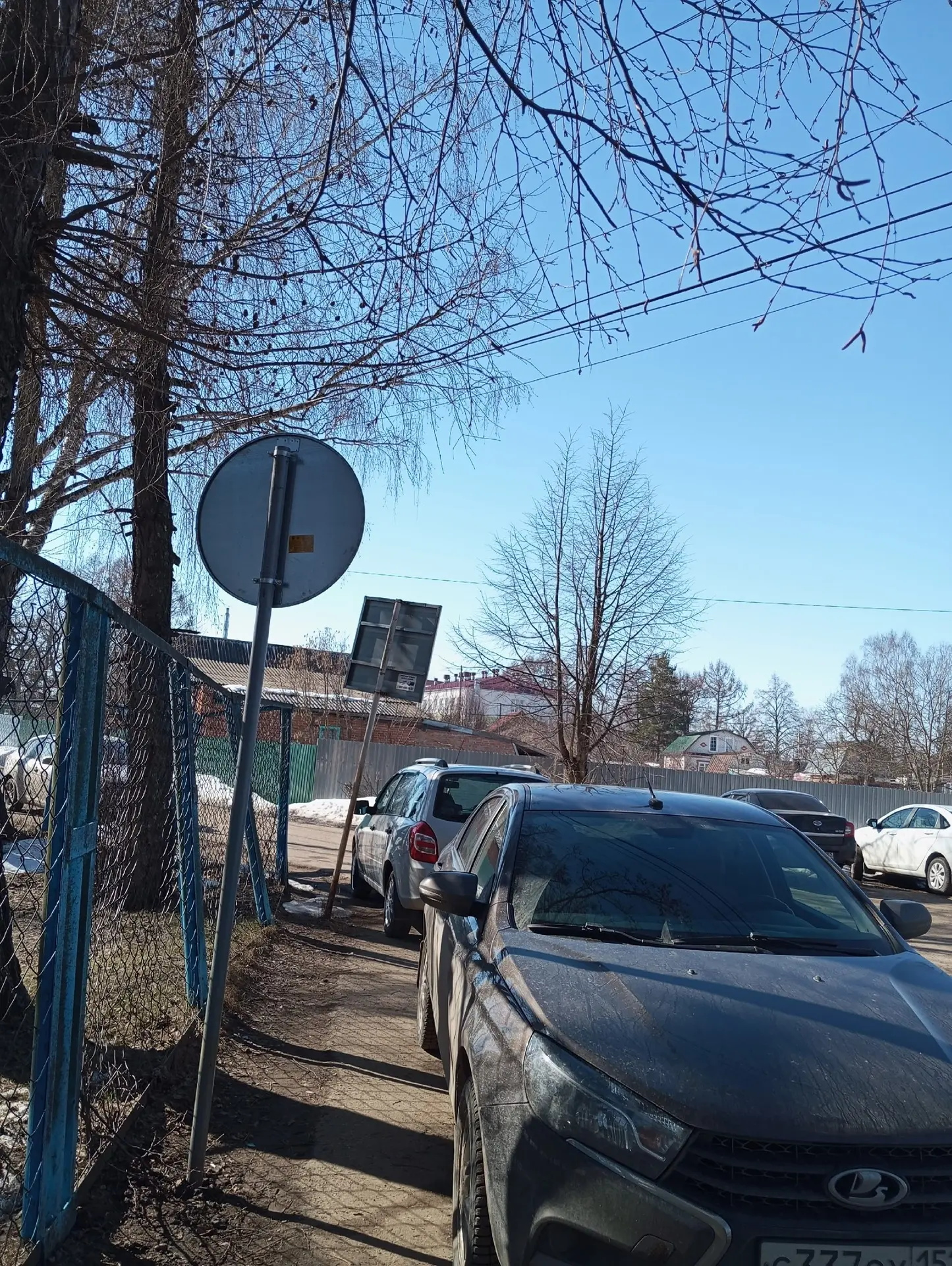 Сколько можно уже так парковаться ни детям в школу не пойти, ни с коляской в больницу приходится вых