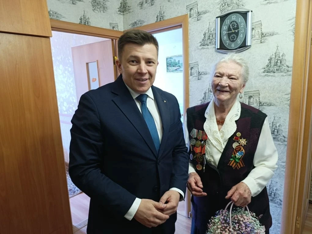Весенний букет в руках главного врача Михаила Козлова, улыбки коллег из Областной психо...