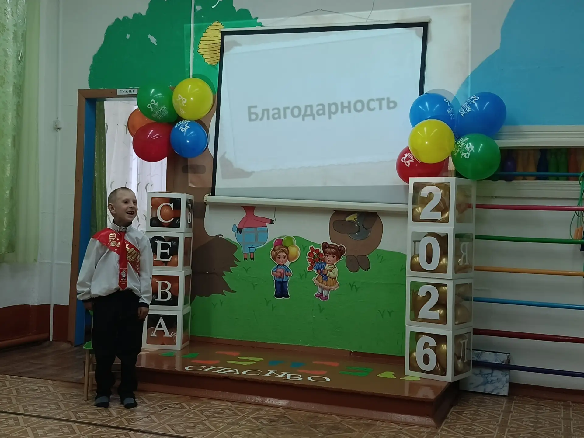 Один, но какой важный: выпускной воспитанника в дошкольной группе Старокопской школы.

В этом году с