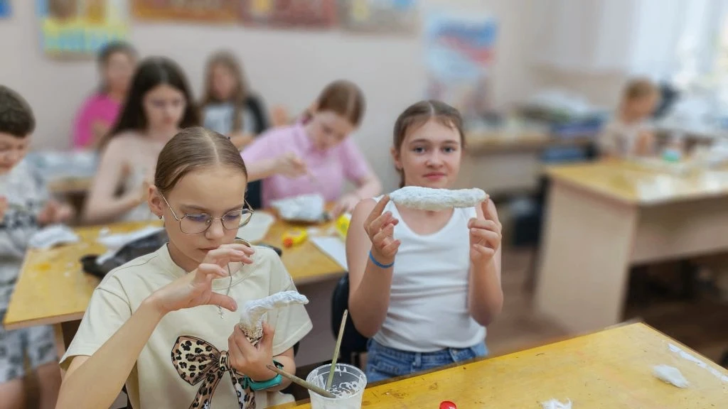 🧵 Ватное творчество: от ёлочных украшений до сочных фруктов!

В рамках программы летнего лагеря Цен