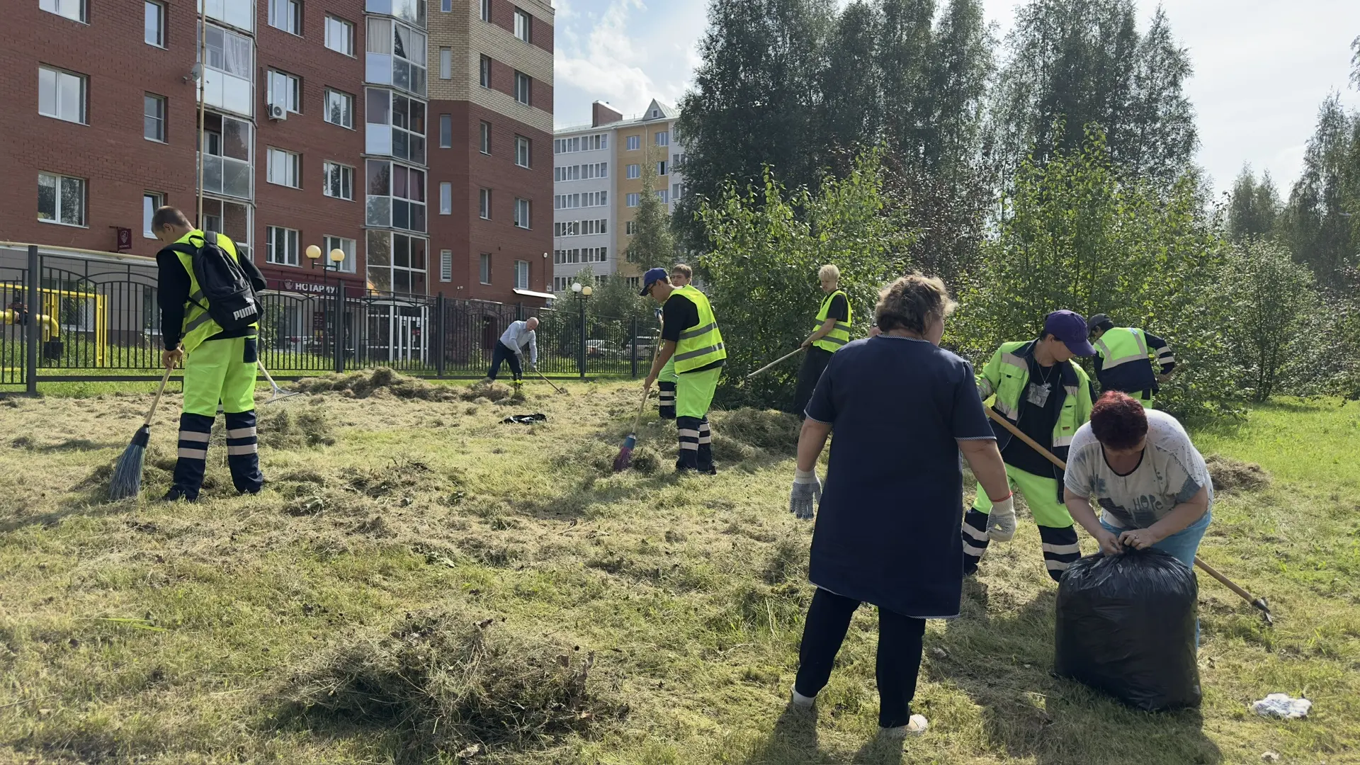 Сегодня на территории нашего Центра прошел большой и дружный субботник.