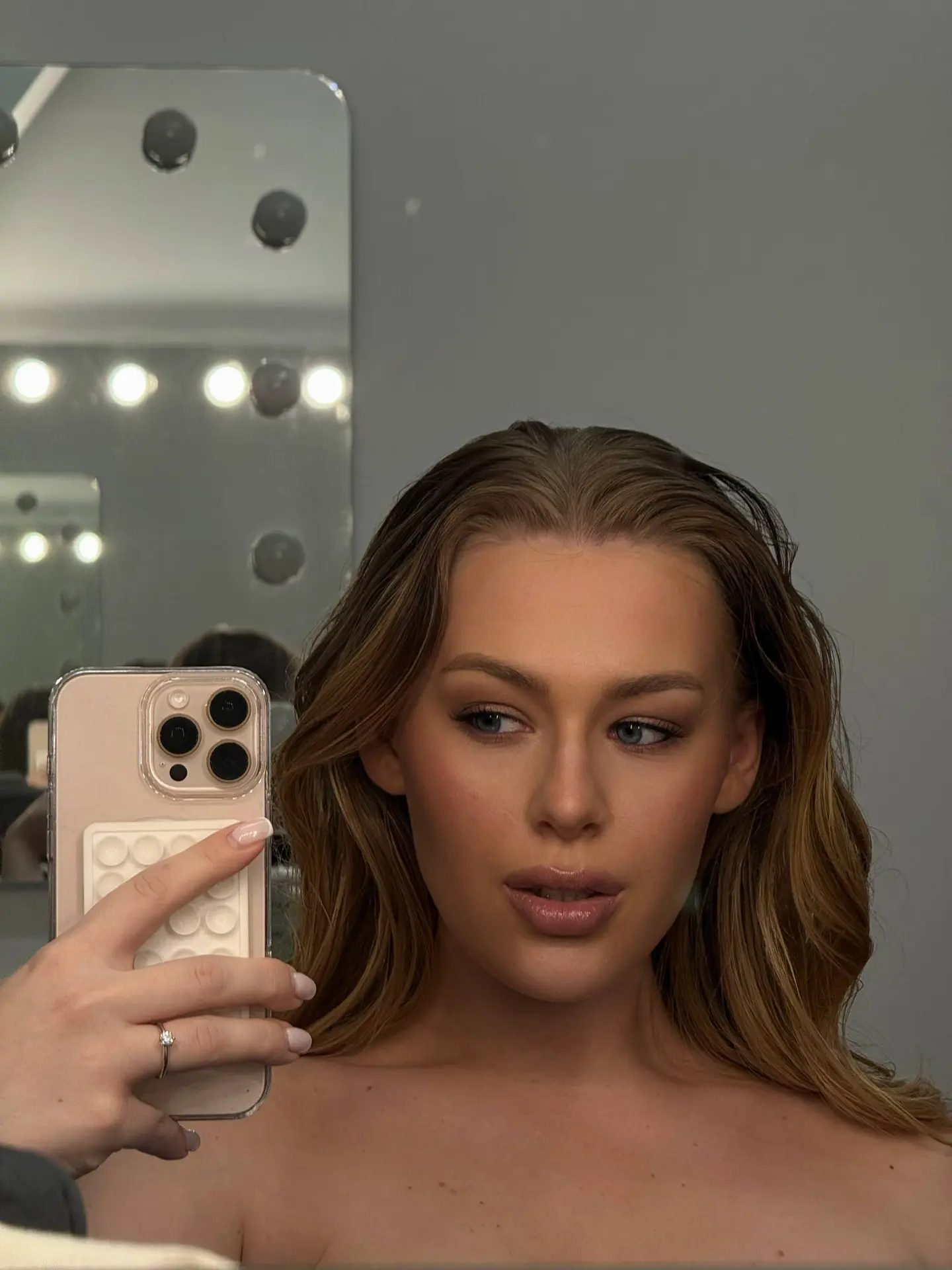 ой какая фотосессия была у нас с Робертом сегодня 🔥❤️‍🔥

такими вы нас еще не видели…
скоро покаже