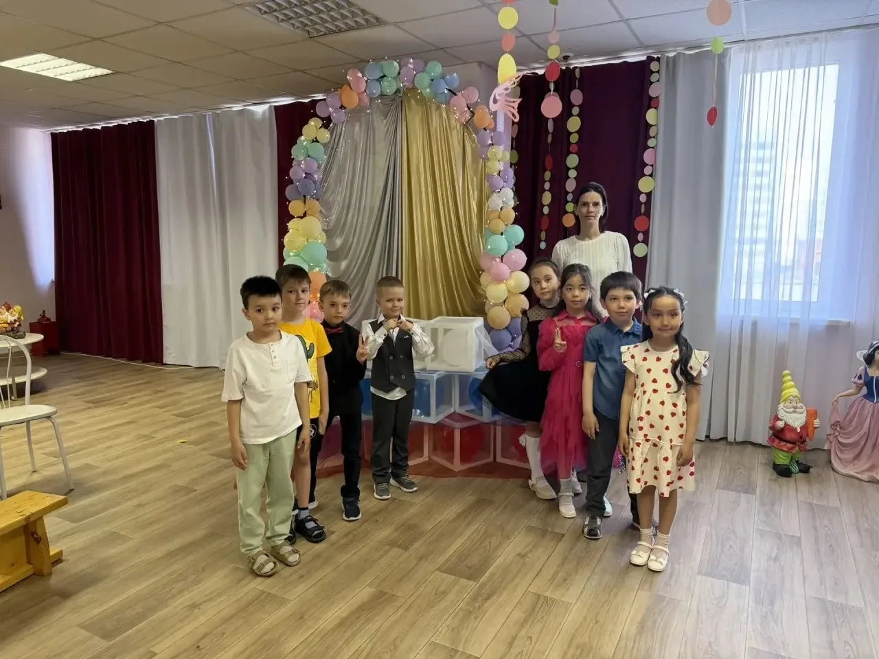 В подготовительной группе «Капельки» и «Васильки» подошла к концу вторая неделя лета.
Про Россию узн