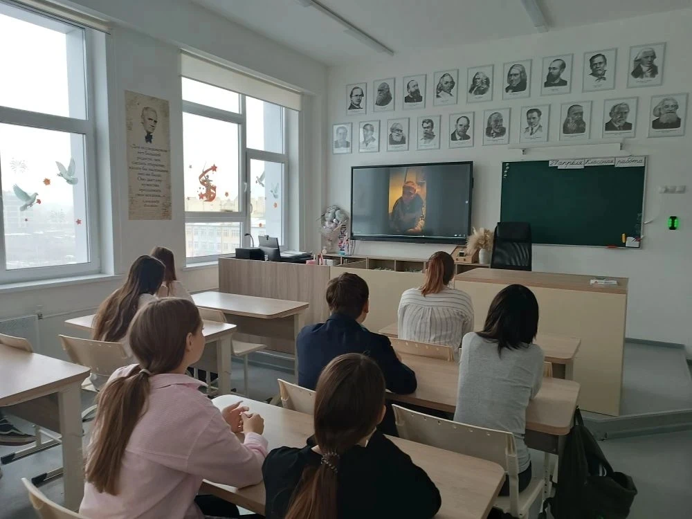🤝Сегодня в Шатурском лицее прошел классный час «Разговоры о важном» по теме «Что значит работать в к