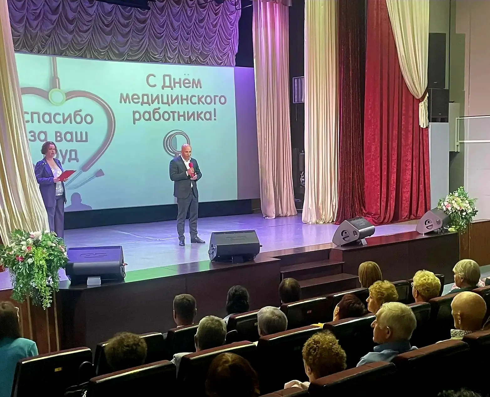 Долинская ЦРБ отмечает 80-летие!
 
За 80 лет здравоохранение района прошло путь от скромной врачебно