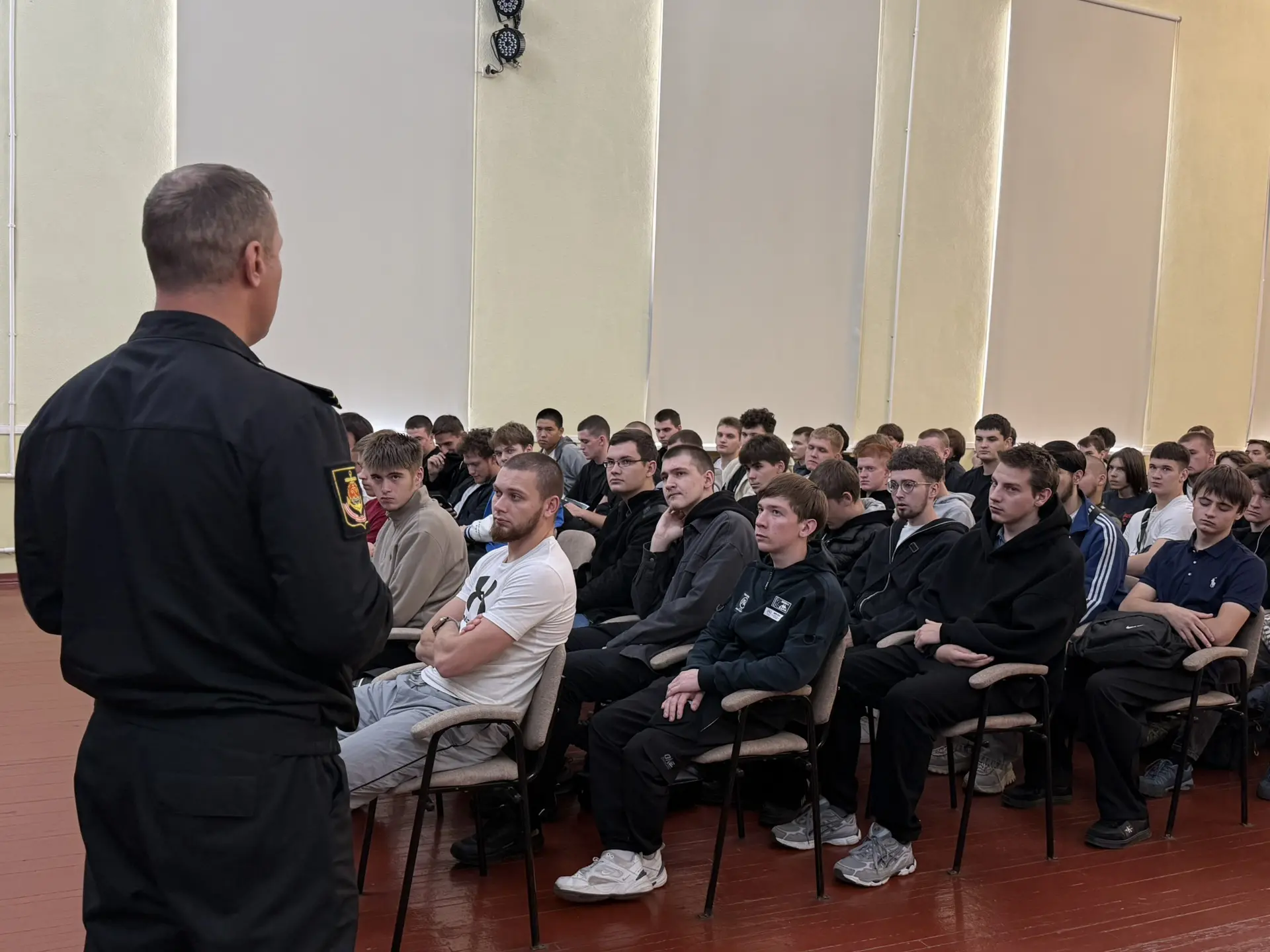 Сегодня в актовом зале СибАДИ прошла встреча студентов с представителем Вооружённых Сил...