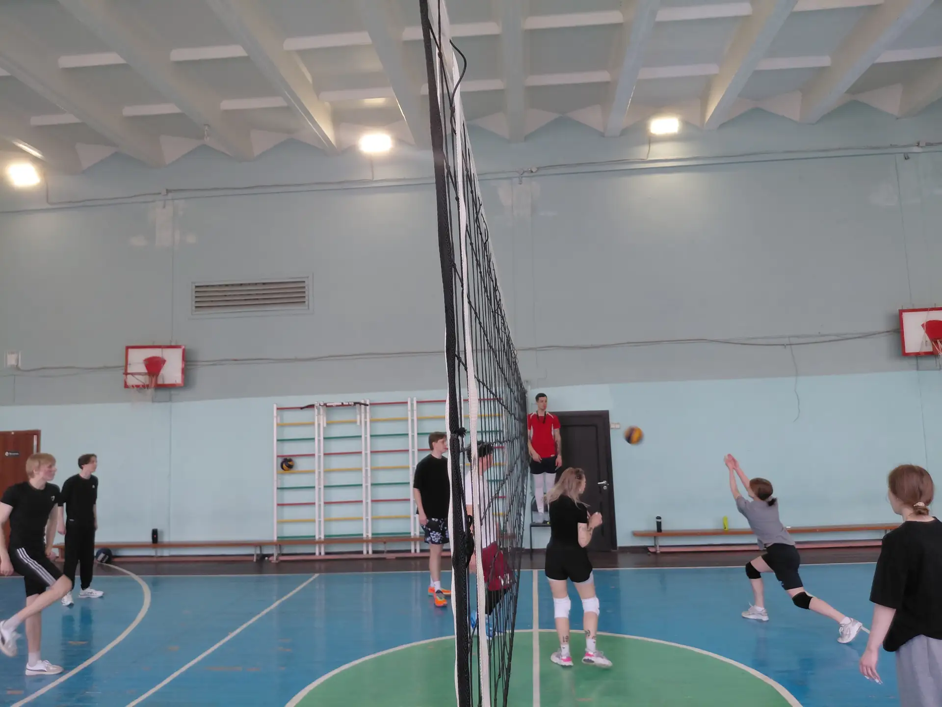 Несмотря на весенние каникулы жизнь в школе кипит! 1 апреля состоялся турнир по волейболу среди сбор
