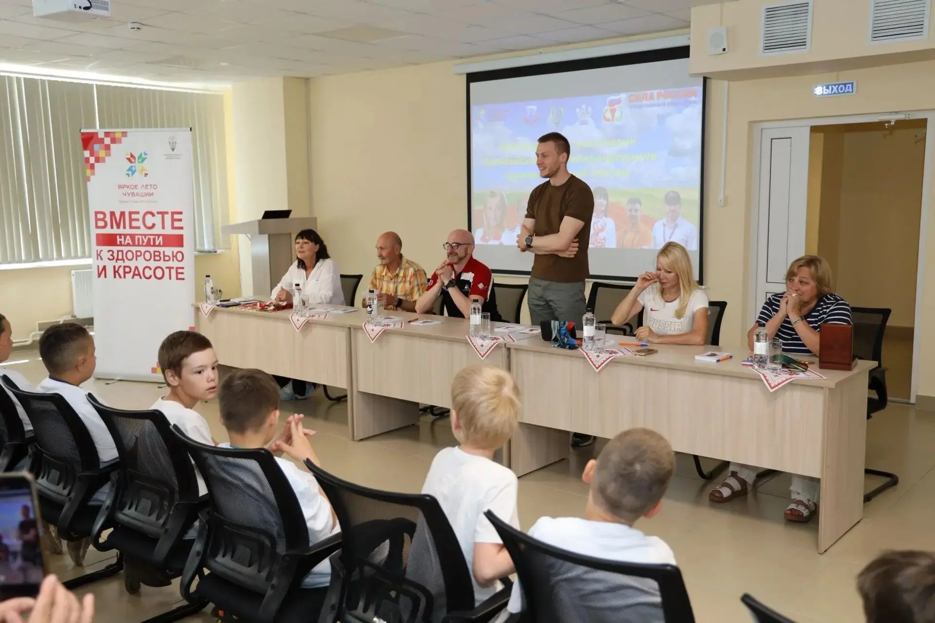 Воспитанники спортивного отряда лагеря «Про детство» встретились с легендами мировой легкой атлетики