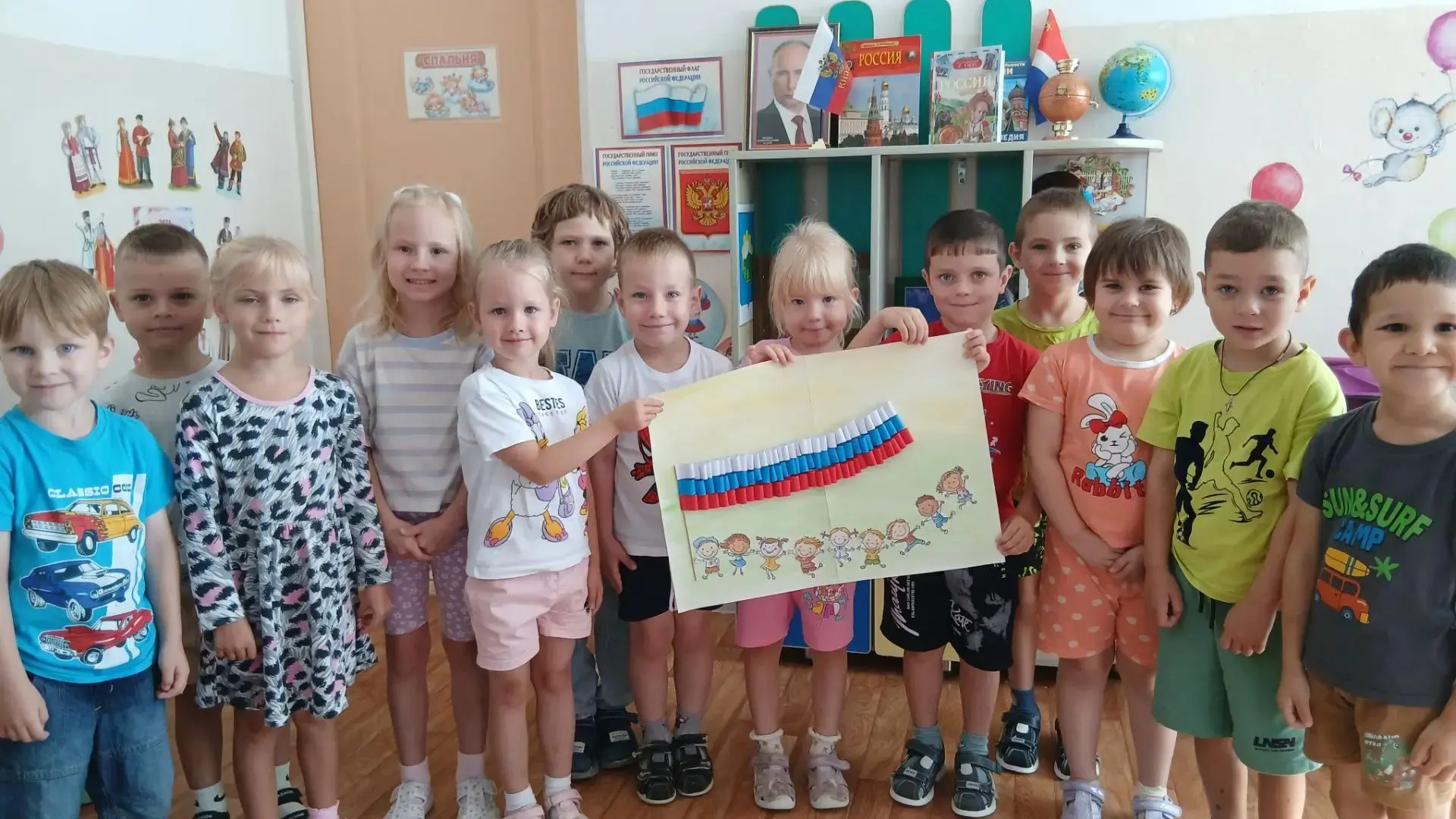 🇷🇺 Гордо реет триколор: День флага в нашей группе № 6!