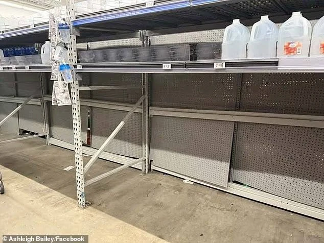 🇺🇸Американцы опустошили полки в магазинах из-за угрозы урагана: