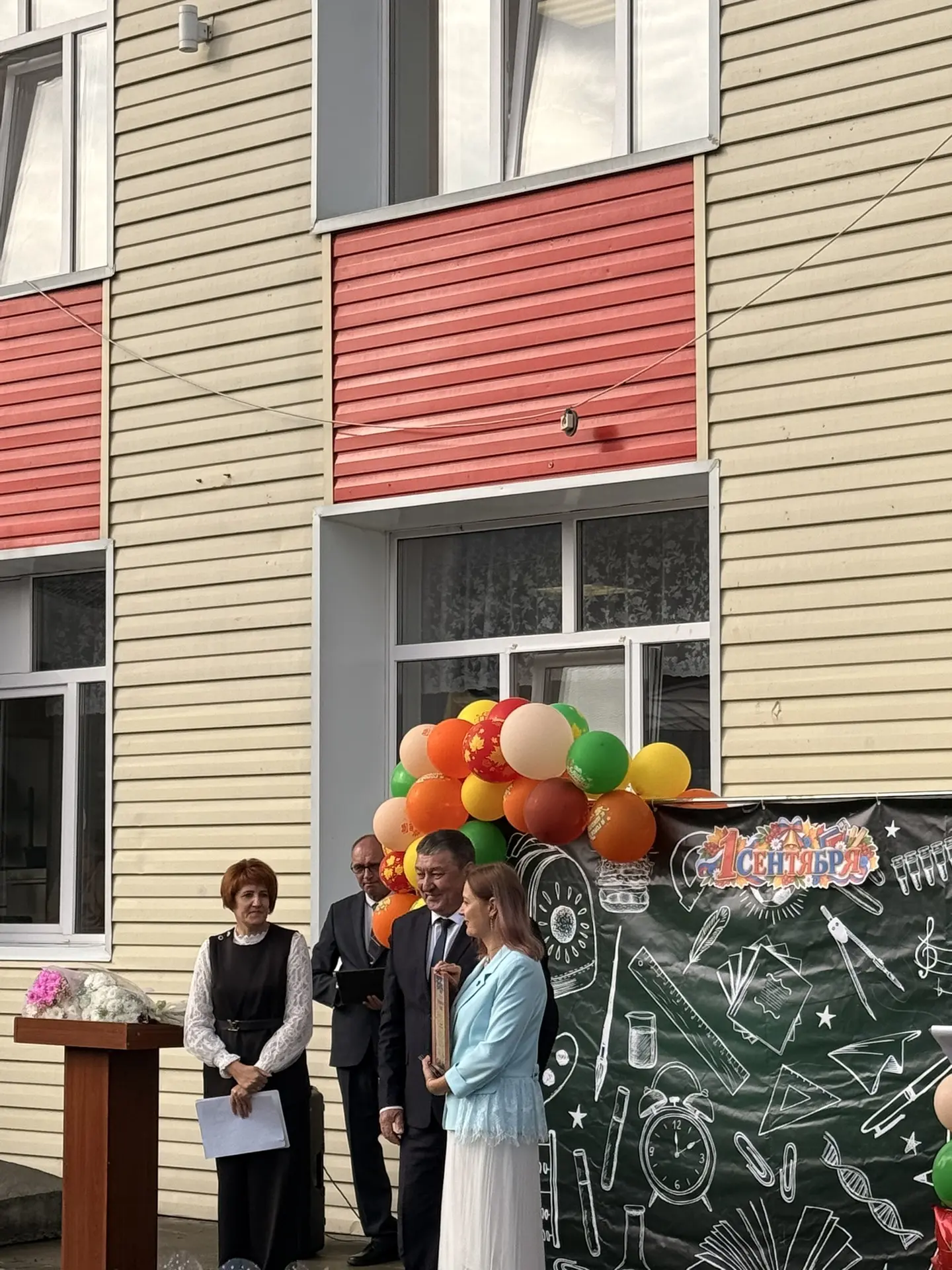 🔔 Прямо сейчас в корпусе начальных классов «Новой школы» звучит первый звонок! 🎉