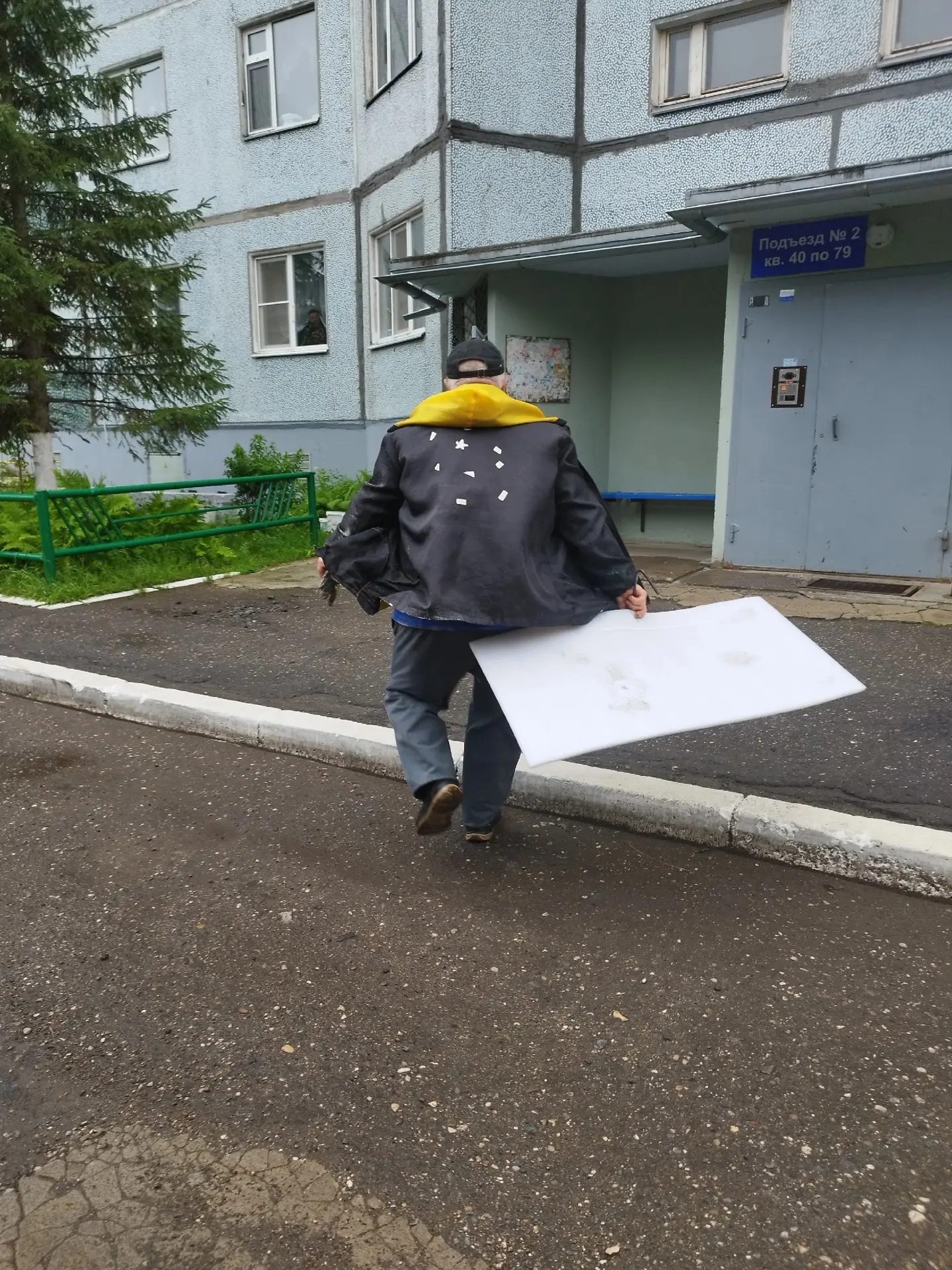 Немного доброты... Сегодня ранним утром в скверике у нашего дома утята провалились в ко...