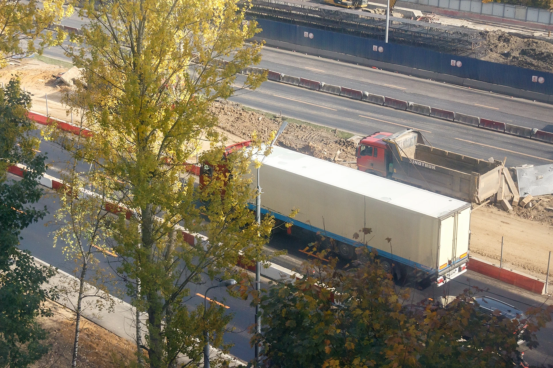 🚧 С сегодняшнего утра движение по Липецкой улице на участке от дома 4, корпус 1 до Лип...