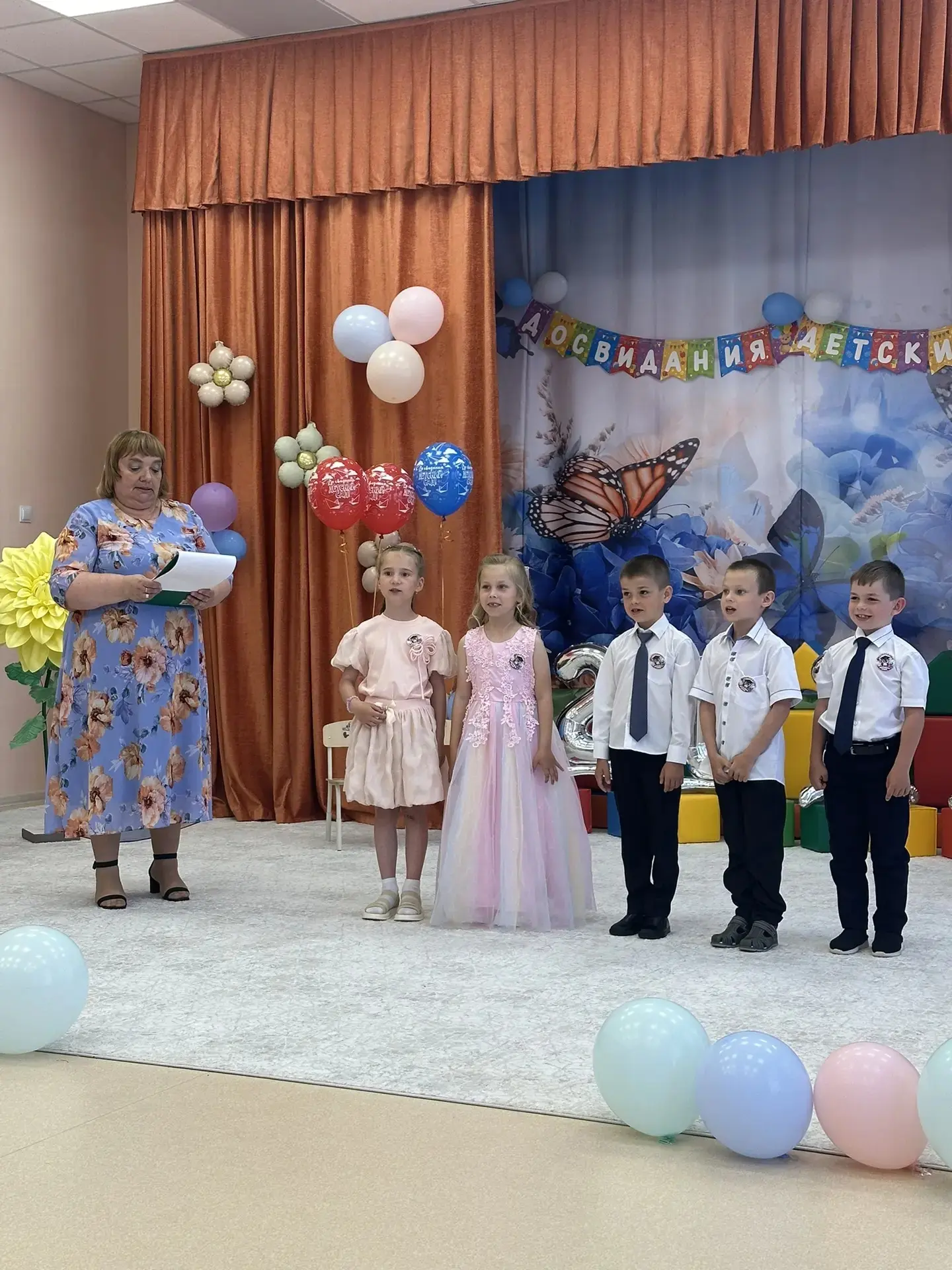 Сегодня в МАДОУ детский сад 6 прошёл выпускной  бал  "Звёздная дорожка"