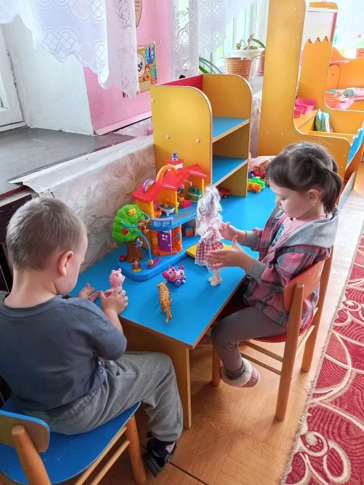 Сегодня ребята Акишинского детского сада занимались игровой деятельностью: строили из строительного 