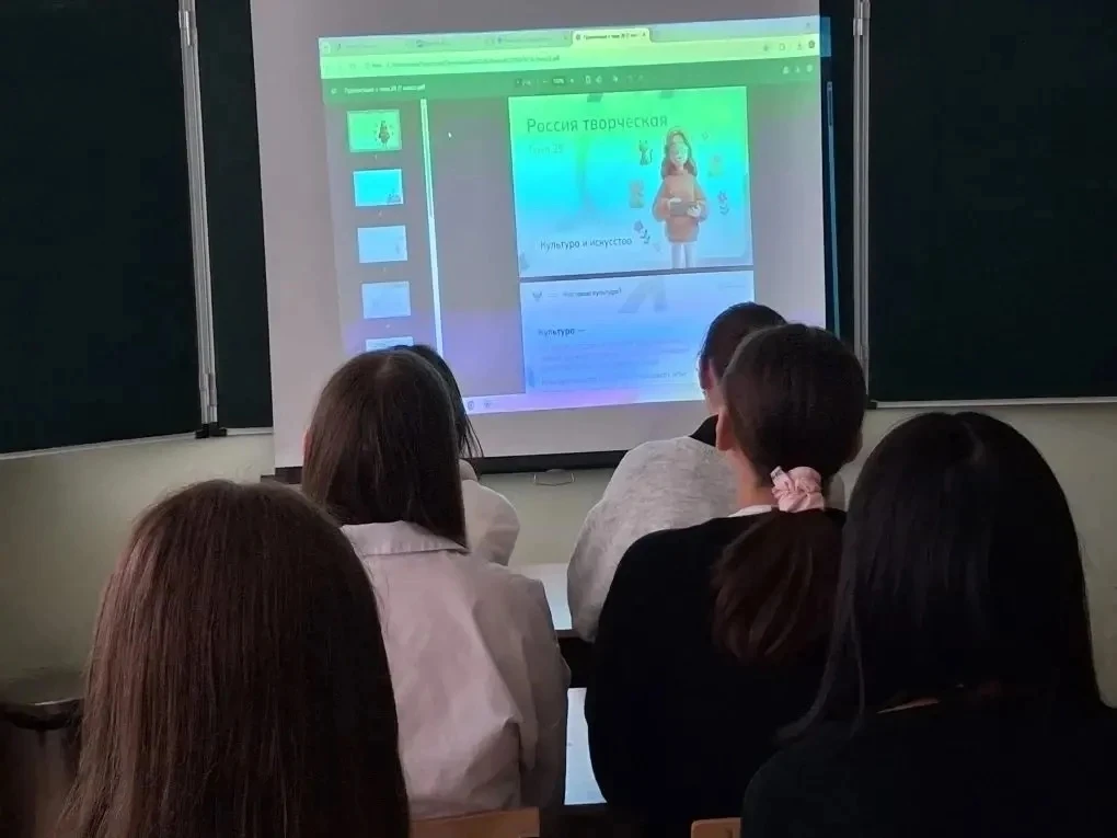 🎶 Любимая музыка в наушниках, яркие афиши в городе, дизайн одежды и предметов, сайты и приложения, к