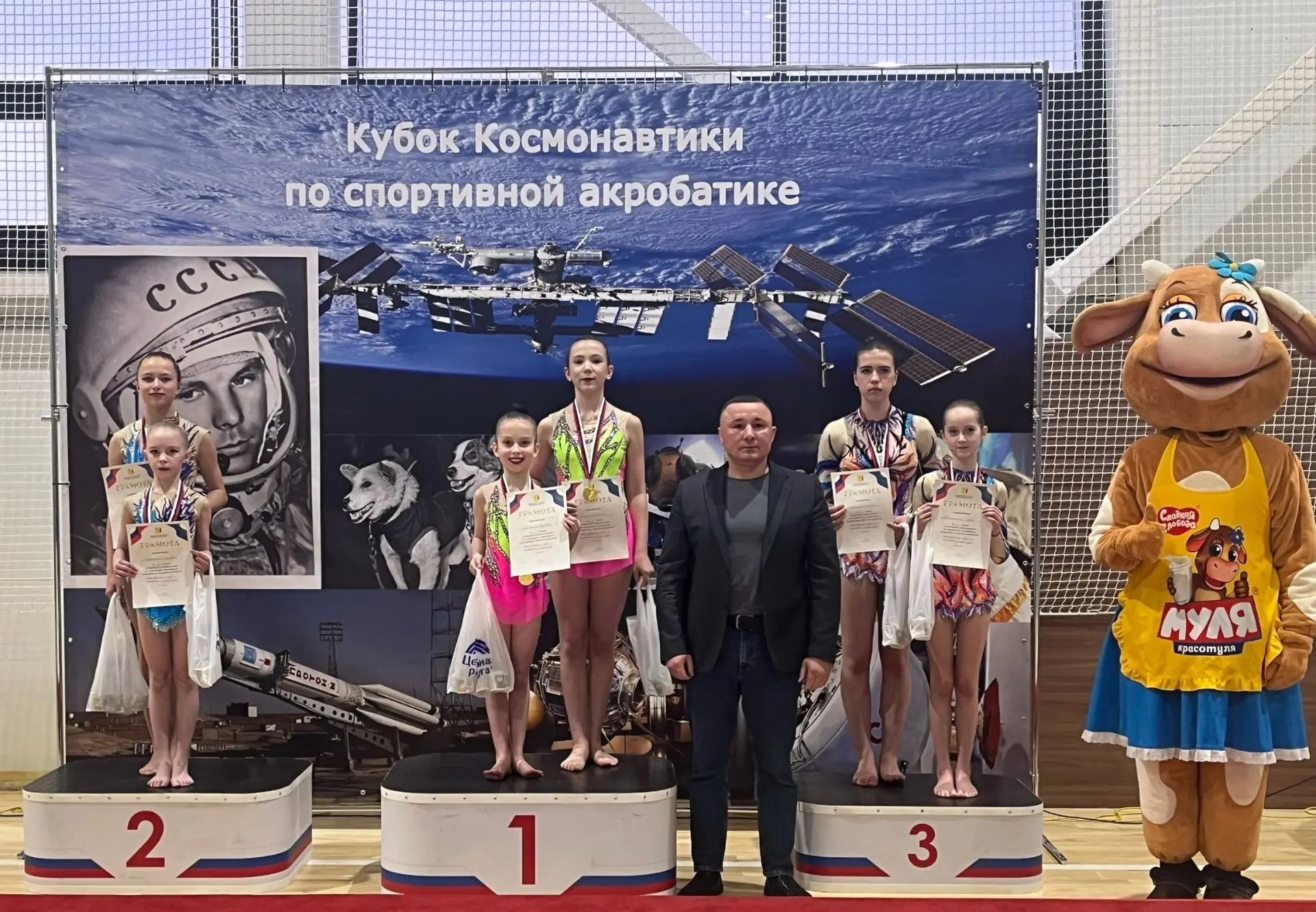 В Нововятском районе города Кирова проходят областные соревнования по спортивной акроба...