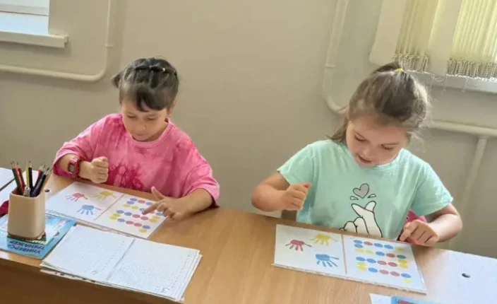 Летние каникулы продолжаются, а в Шелковском Доме детского творчества по-прежнему шумно и весело. Ра