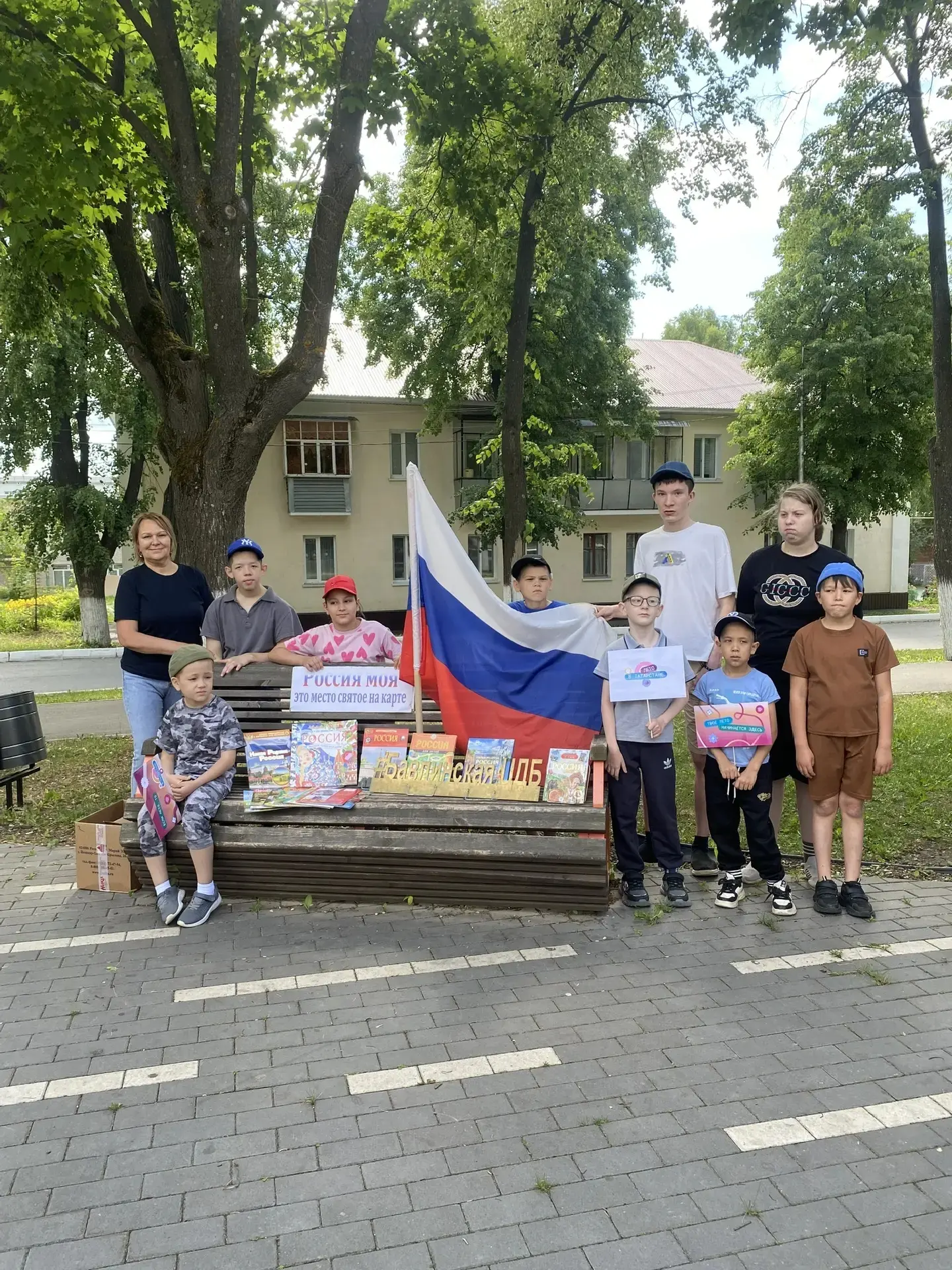 🏛️🌳✨ Воспитанники группы «Радуга» совершили увлекательную экскурсию по городу! ✨🌳🏛️👫 Ребята пос