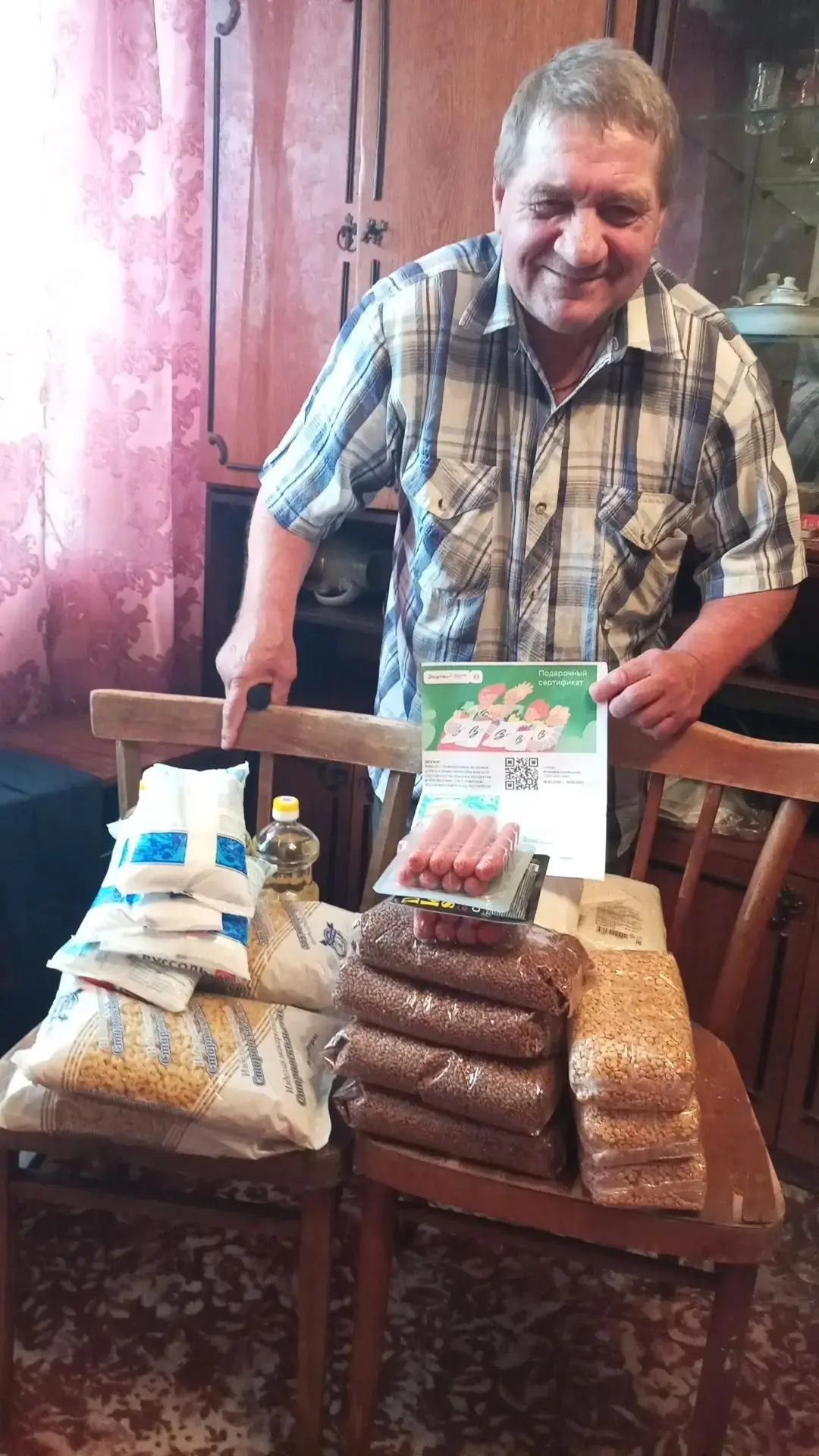 Вручение продуктового набора по сертификату от Фонда Х5 и Российского Красного Креста н...