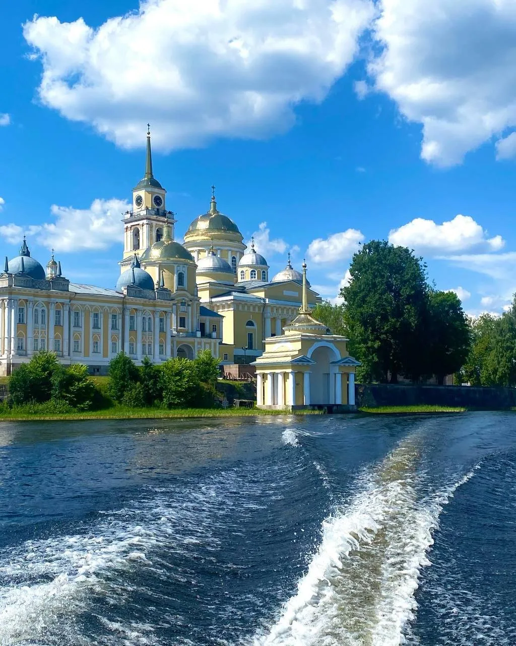 📍Нило-Столобенская пустынь

Находится на полуострове Столобный, кругом вода и красивые виды на Сели