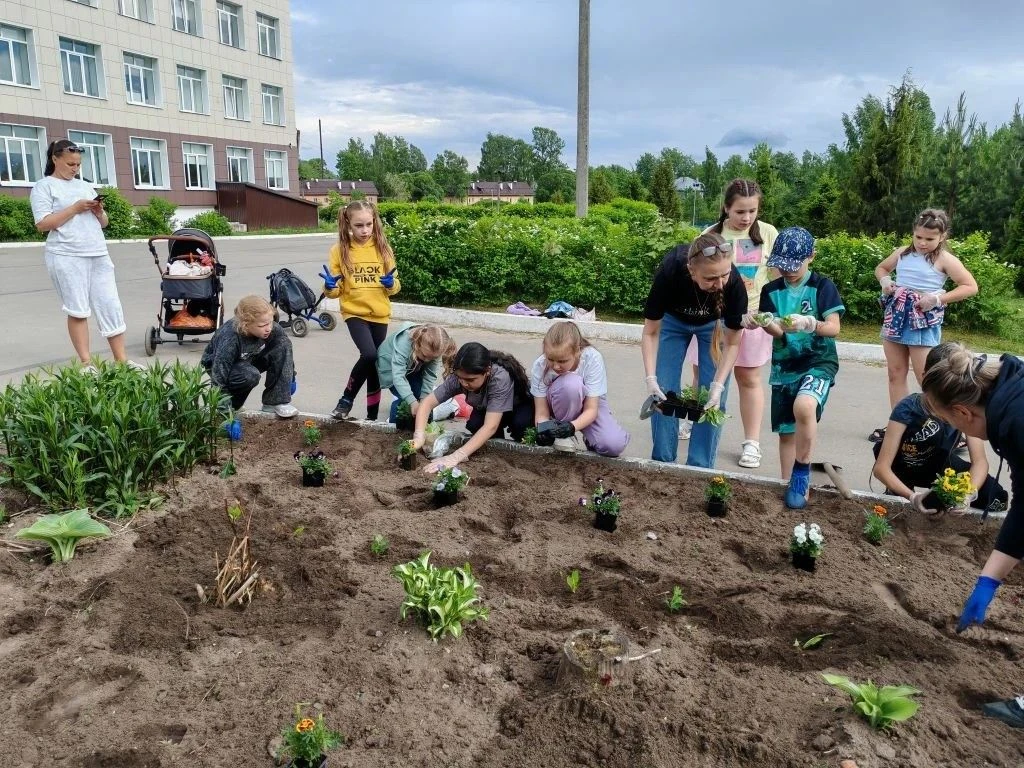 🌿 Наша школьная клумба зацвела благодаря «Цветам жизни»!