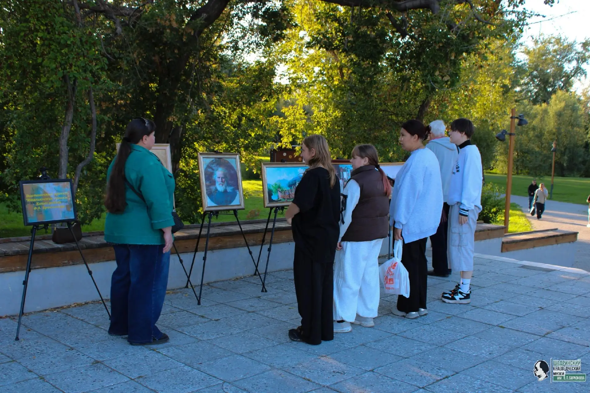 🎨В пятницу в городском саду разместилась «Палитра странствий» — передвижной выставочны...