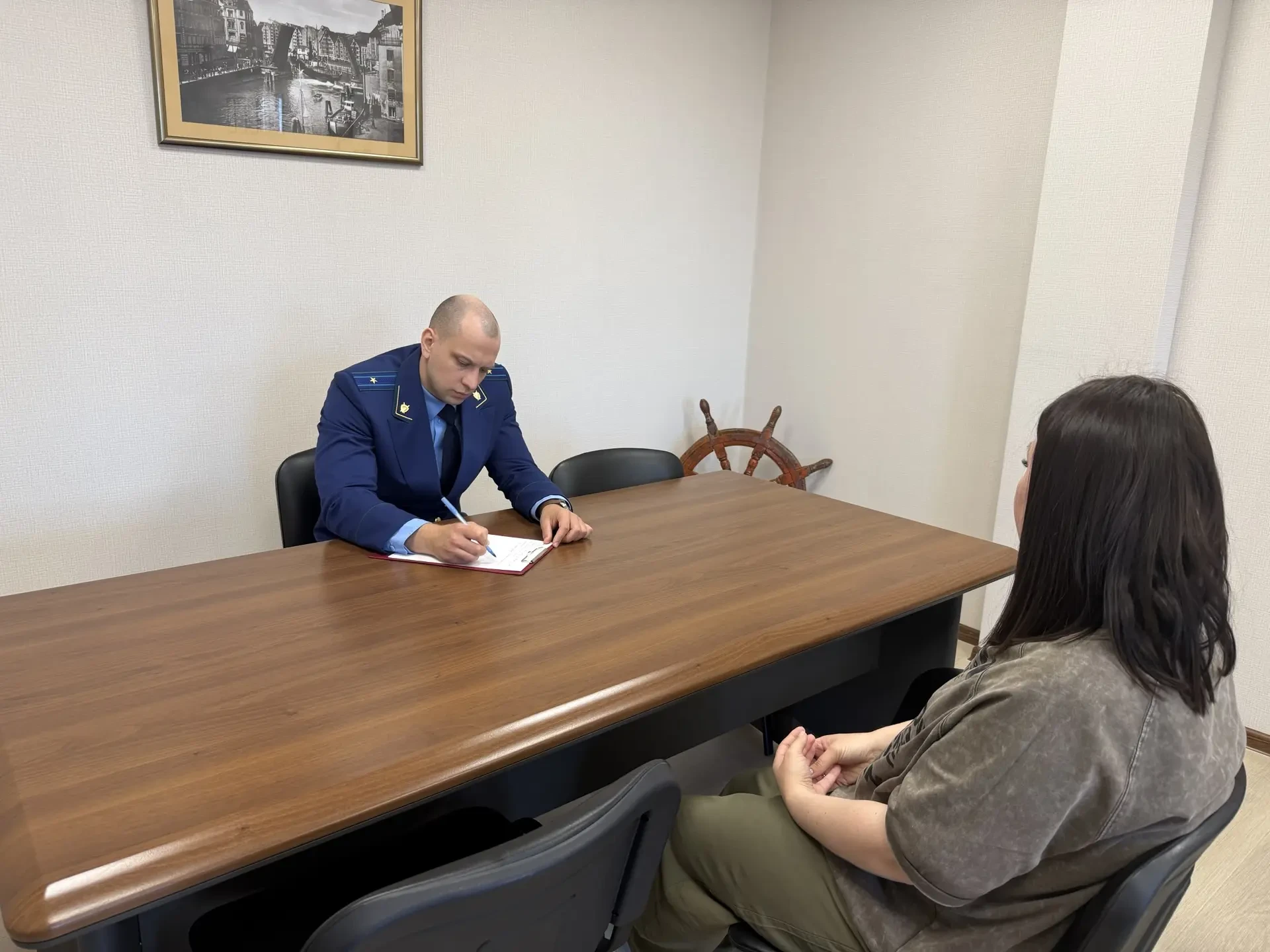 Прокурор города Черняховска Максим Потапов провел выездной личный прием работников предприятия  Пост