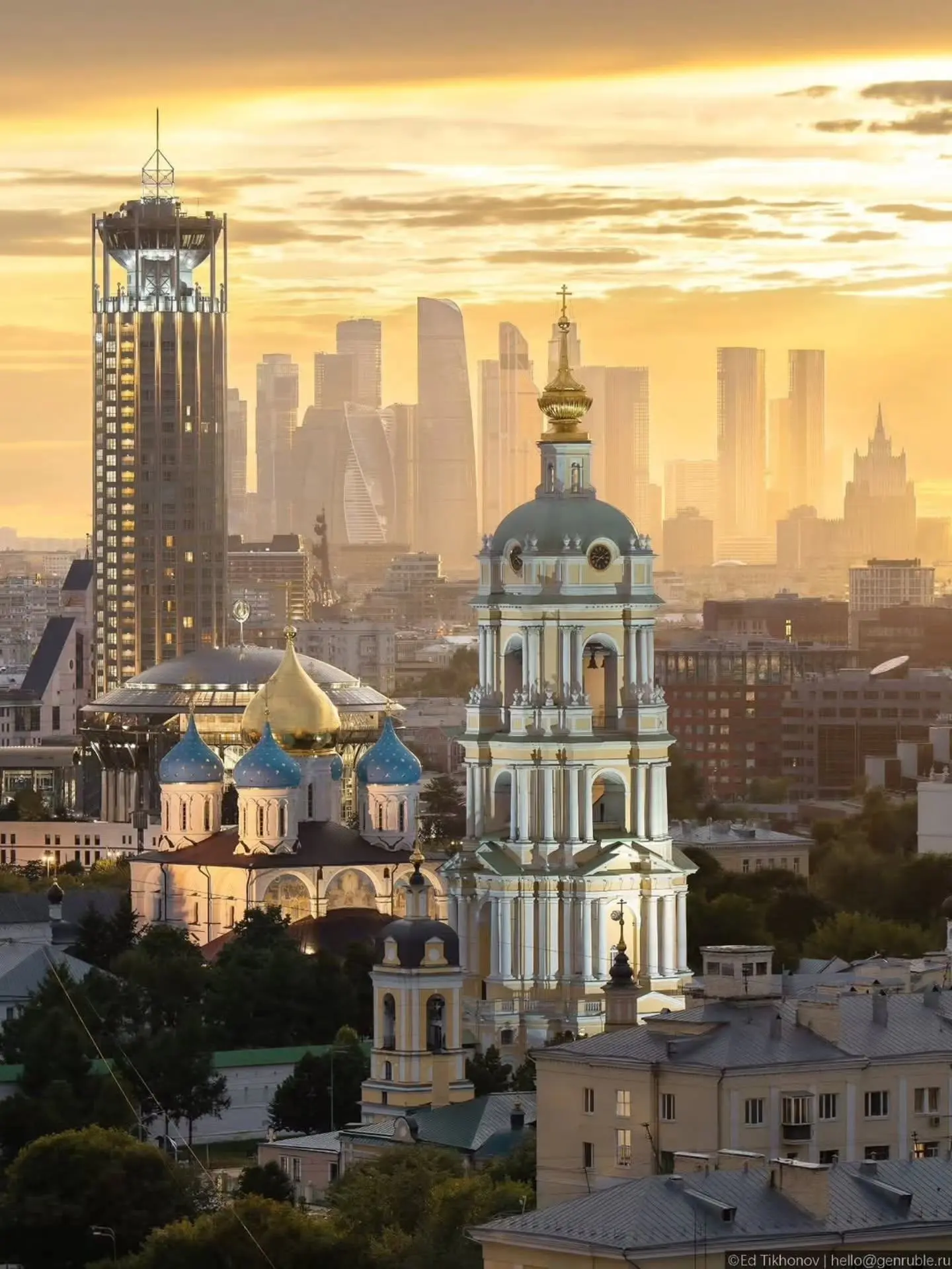 Контрасты столичной архитектуры. 🧡
