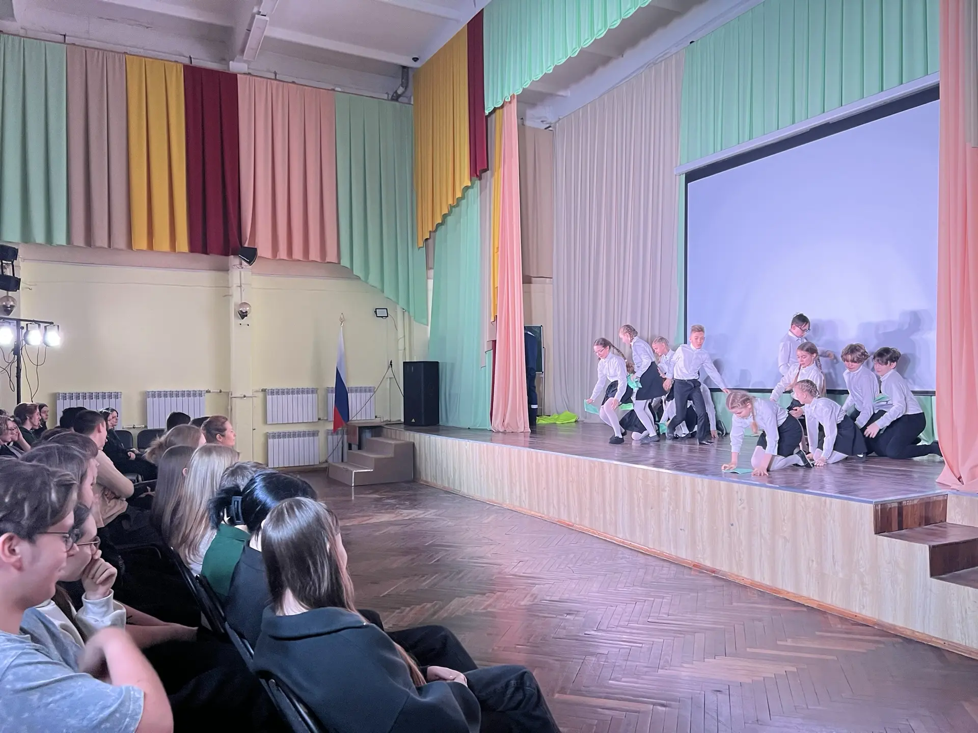 🎭Спектакль, заставивший задуматься!  💥29 апреля в актовом зале нашей школы выступил Образцовый детск