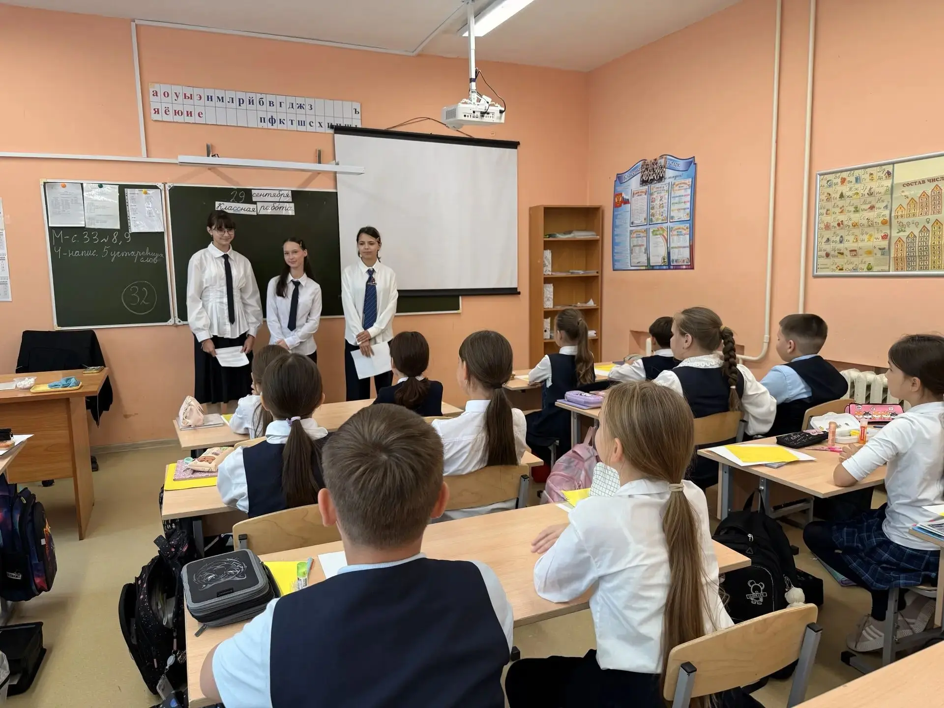 🎉 В нашей школе прошли мероприятия ко Дню воссоединения Донецкой Народной Республики, ...