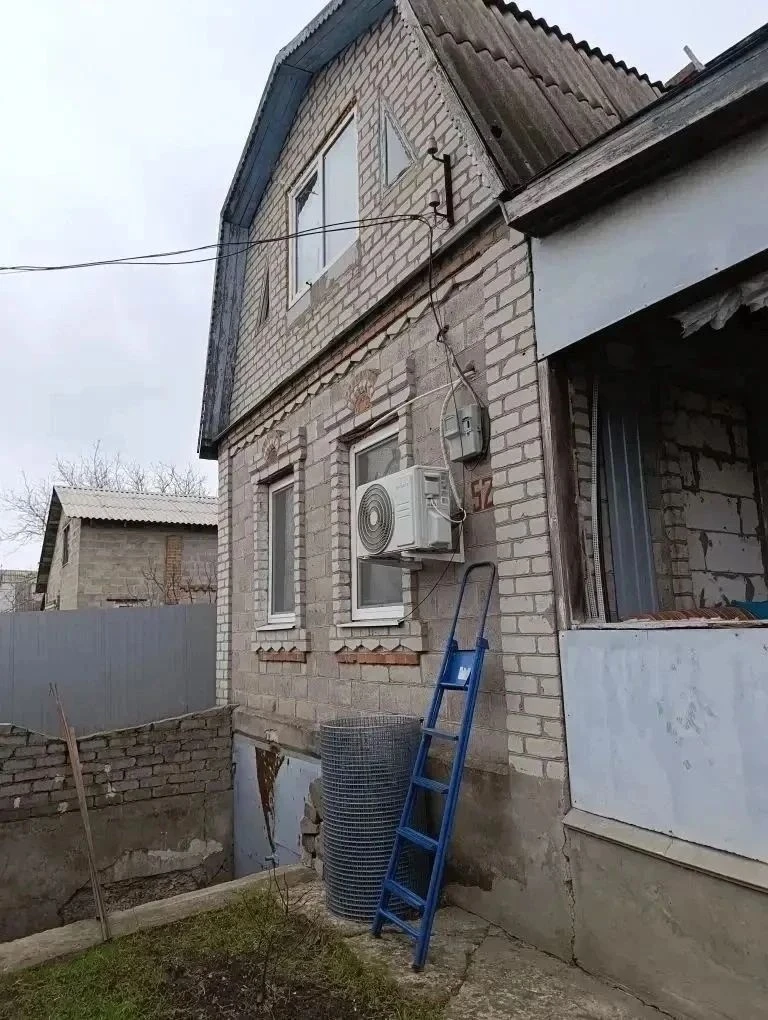 Продается дачный участок с жилым домом. Участок 5 соток. В доме 2 комнаты и ванная с ту...