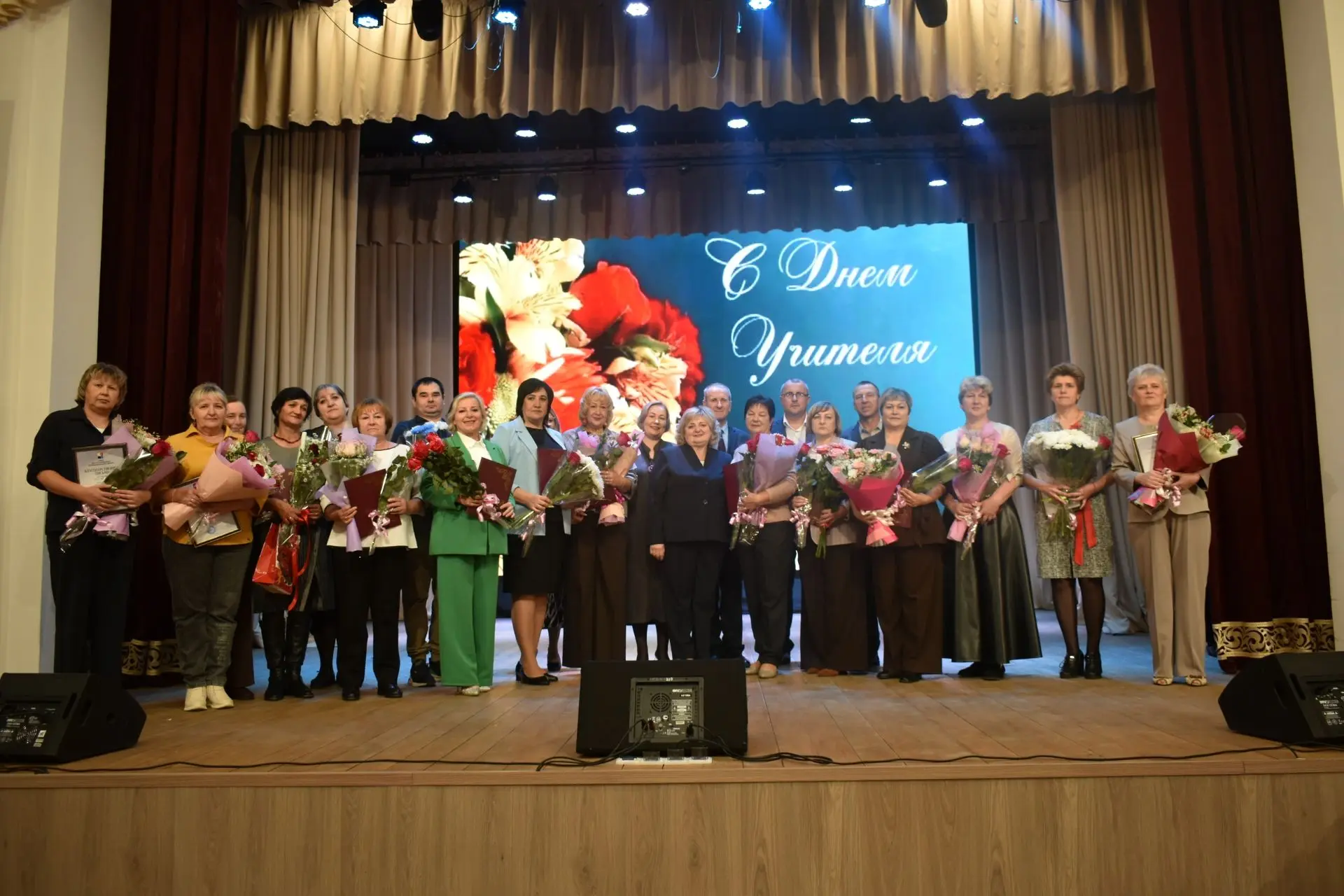 🎓 В Долгоруково поздравили педагогов с наступающим Днём учителя