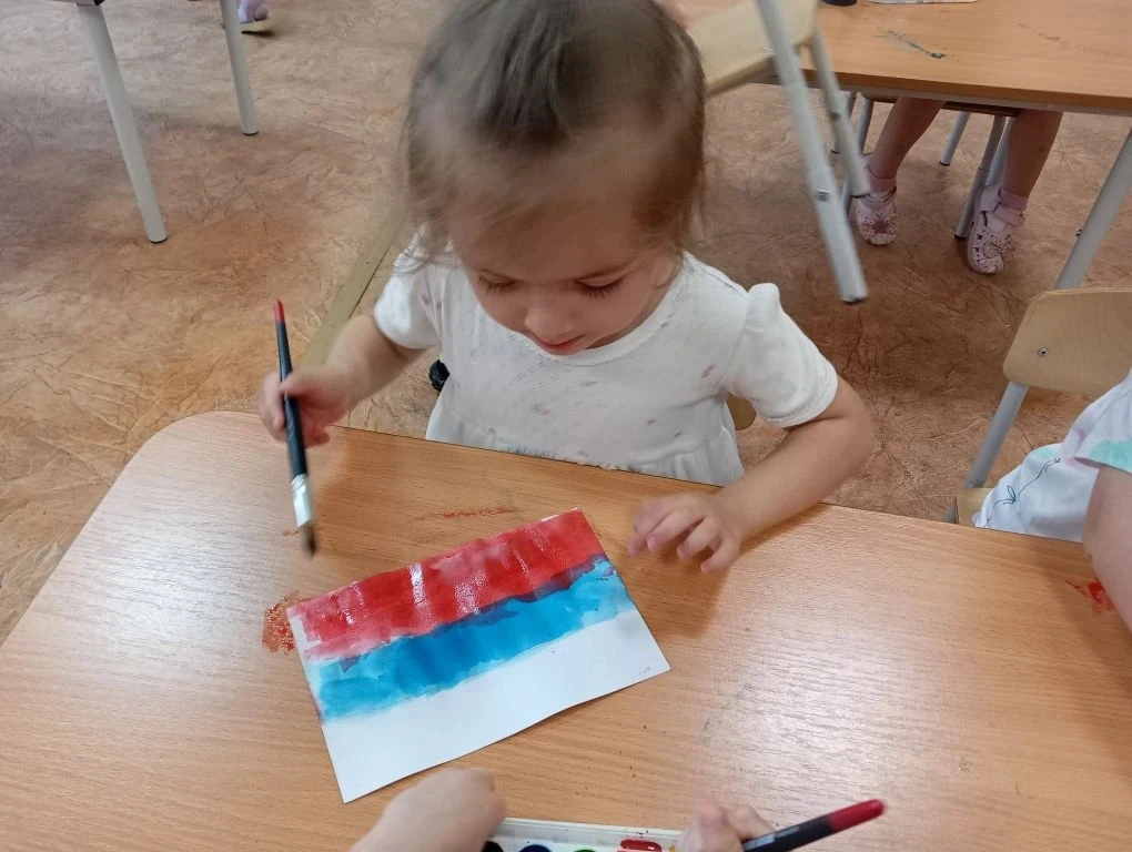 Россия — Родина моя! 🇷🇺

В преддверии Дня России в средней группе «Цветик-семицветик» прошло особе