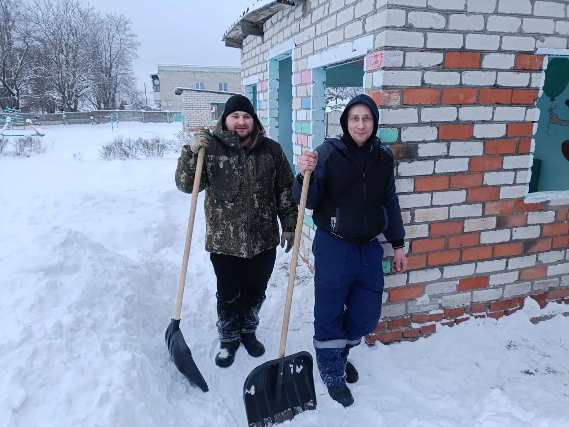 Дорогие папы и дедушки! Зима в этом году щедра на снег, а вы на добрые дела. В нужный м...