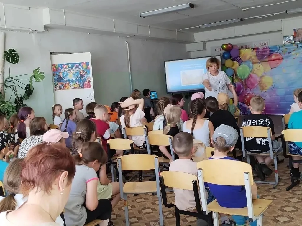 В нашем лагере прошёл патриотический час «Я в России рождён». Ребята с большим интересом участвовали