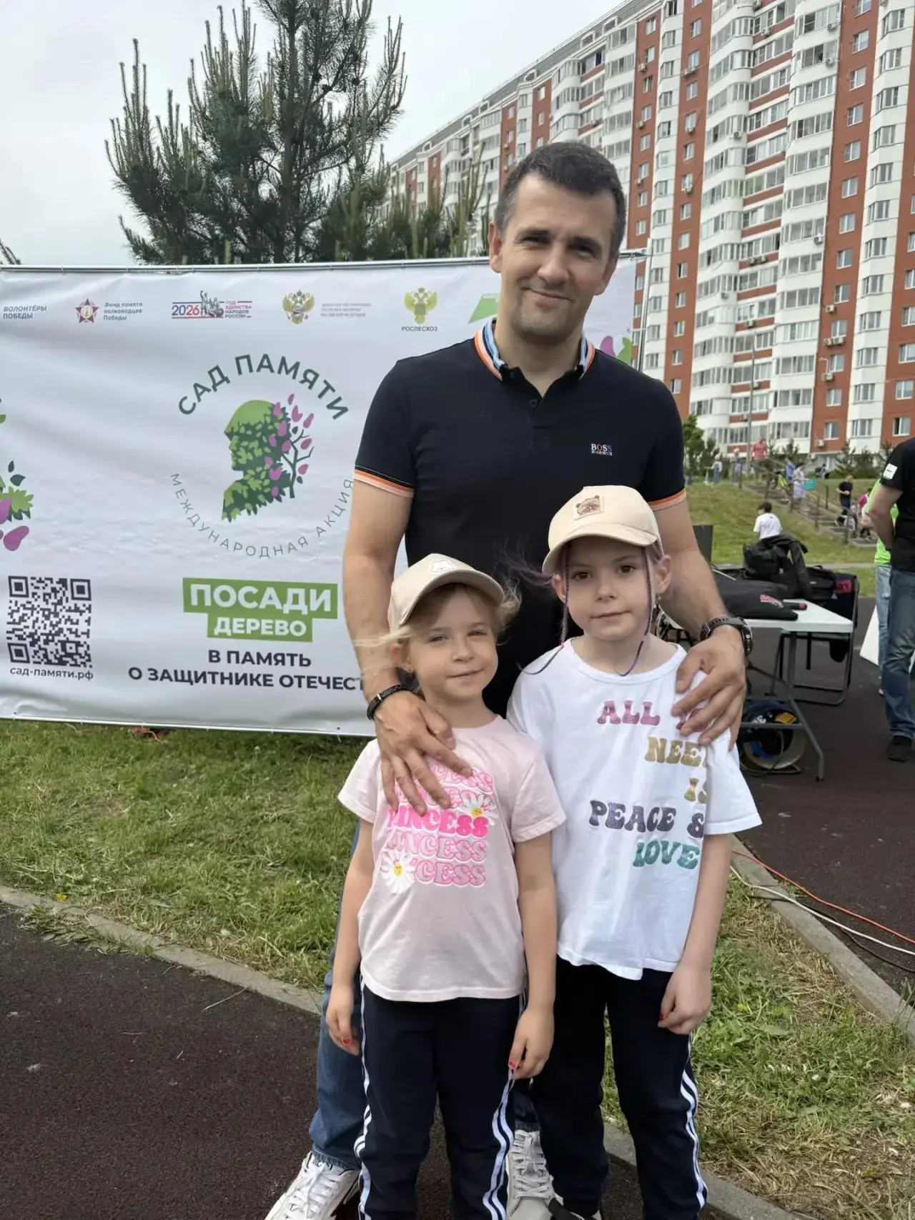 На фотографиях запечатлена по-настоящему дружная и сплочённая команда! Очень приятно видеть, как сот