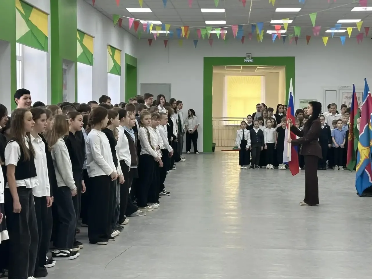 Сегодня, 23 марта 2026 года, в нашей школе №3 началась неделя с по-настоящему торжественного и патри